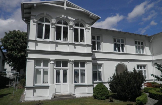 Exclusive apartment (3 rooms, 85 sqm) in a quiet location, only 50m to the beach!