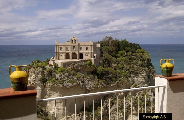 Exclusive Apartment in the old town overlooking the sea with private parking