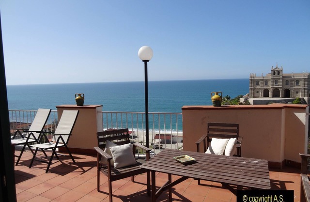 Exclusive Apartment in the old town overlooking the sea with private parking