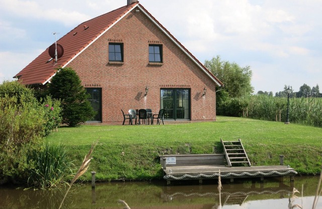 Exclusive apartment on the upper floor. right on the canal with its own jetty