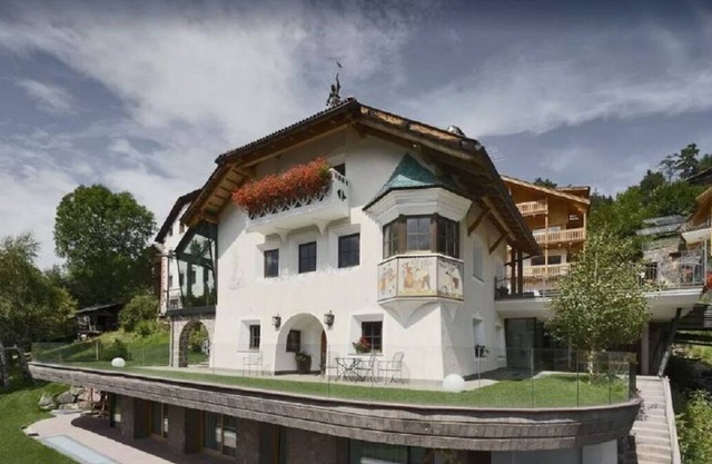 exclusive apartment with 4 bedrooms and 4 bathrooms