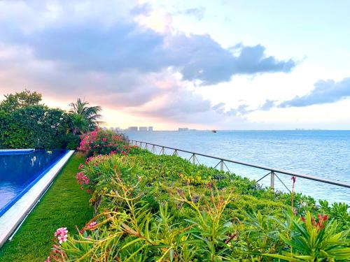 Exclusive Beachfront Luxury Villa, Private Gym, Personalized 5 Star-Service, Beach Direct Access