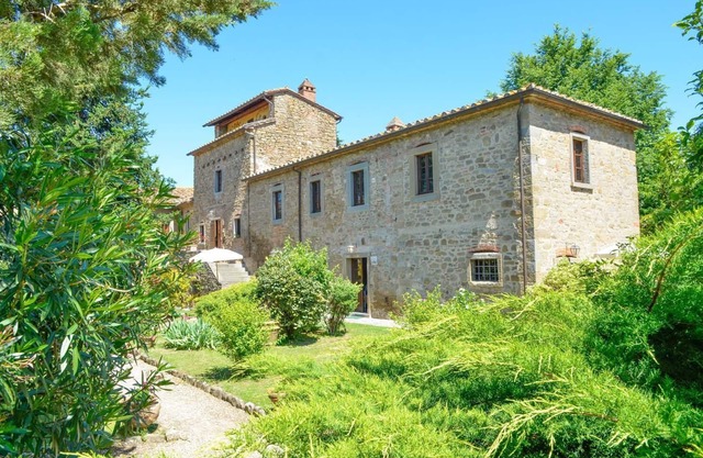 EXCLUSIVE CASALE x38 Beautiful farmhouse surrounded by nature, with swimming pool just 3 km from Cortona