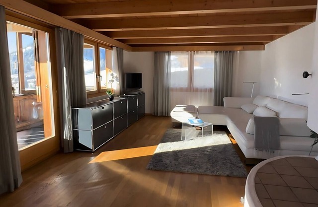 Exclusive chalet with 360° panorama 7 minutes from Gstaad