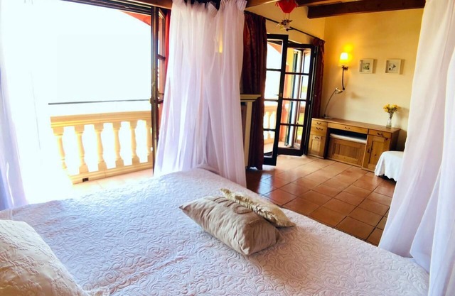Exclusive duplex with sea views and private garden.Free WIFI!