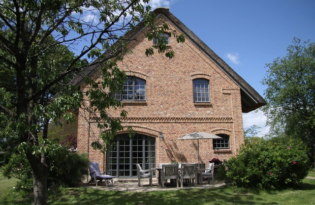 Exclusive holiday home under thatch in beautiful Holstein countryside