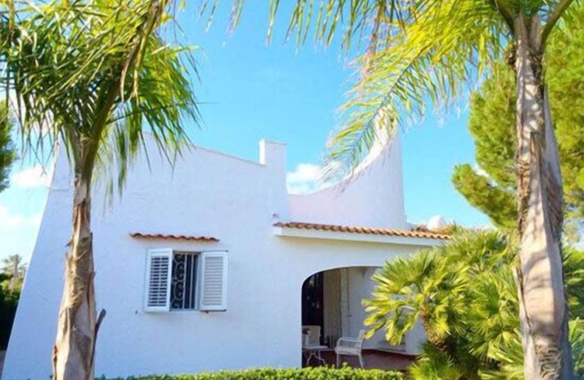 Exclusive house with atmosphere, great medit. Garden, 200 meters from the sandy beach
