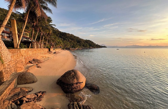 Exclusive house in Ilha with beach and sea view.