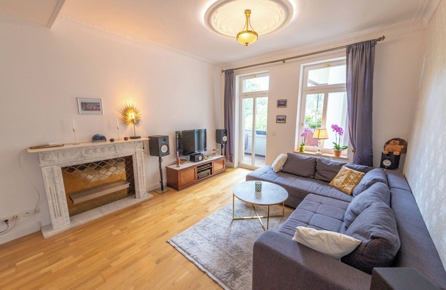 Exclusive large central apartment with balcony & stucco