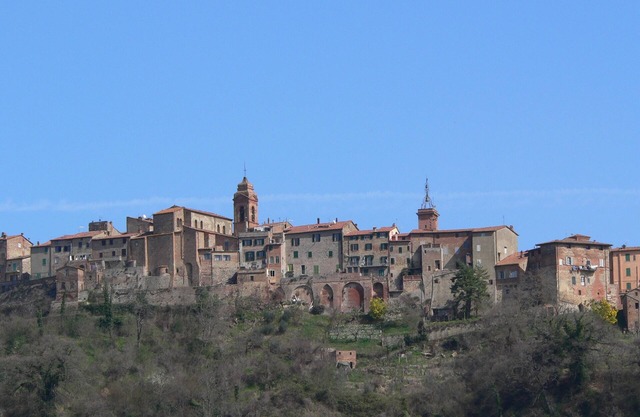 exclusive, luxurious Farmhouse, between Rome and Florence, garden, heated pool