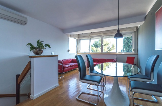 Exclusive panoramic apartment with terrace and seaview-close to beaches & center