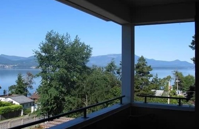 Exclusive penthouse apartment with sea views