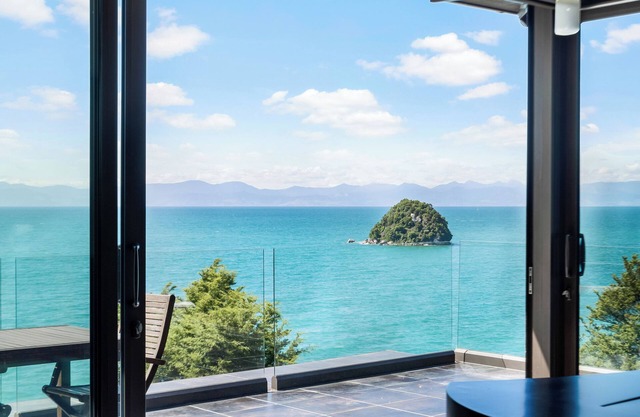 Exclusive Penthouse Suite - Ocean Views, Beach Access, Full-Service Luxury Lodge