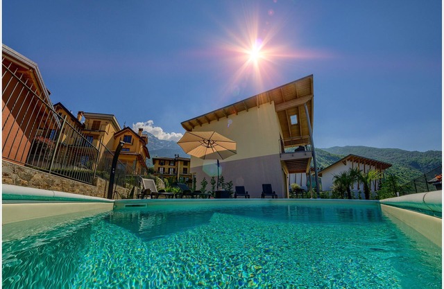 Exclusive single detached house with private pool, beautiful lake view.