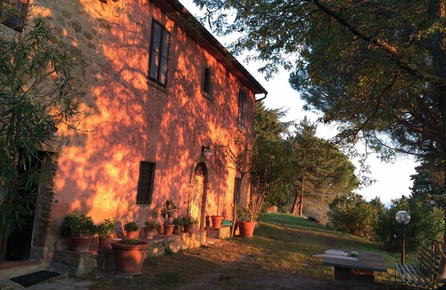 Exclusive, spacious lake view villa on Tuscan Umbrian border for 8-16 people