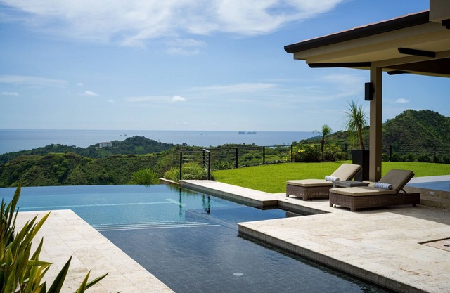 Exclusive Villa: Gym, Infinity Pool & Housekeeping – Casa Symbiotica