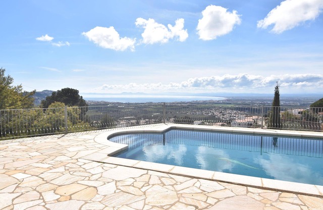 Exclusive villa in Mas Fumats, Roses, with private pool and spectacular panoramic views of the bay and the Mediterranean.