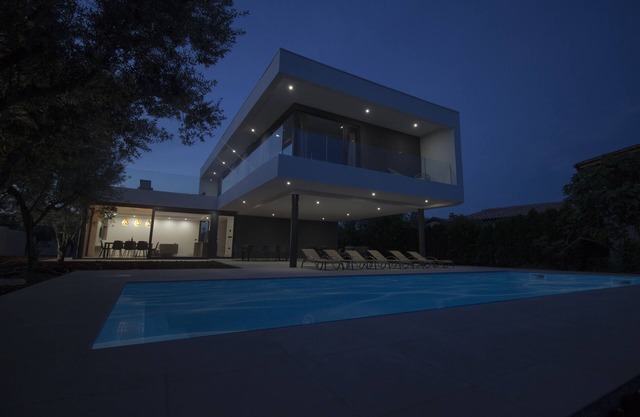 Exclusive villa, large garden and big swimming pool. Pool heating from 04/2023!