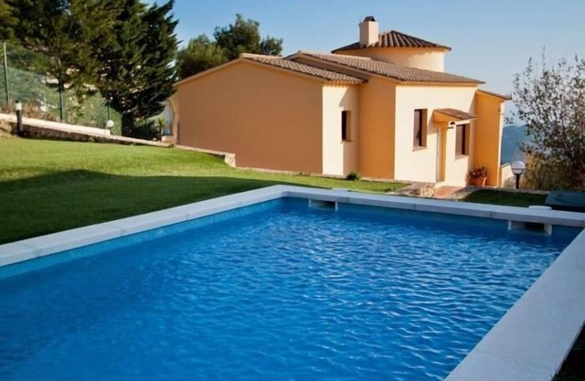 Exclusive villa with private pool and sea views