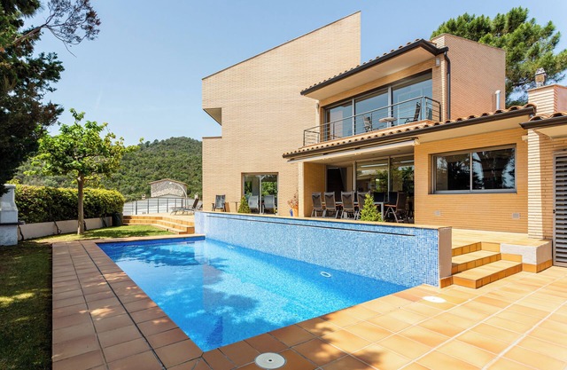 Exclusive Villa with Pool, Sea View and Wi-Fi