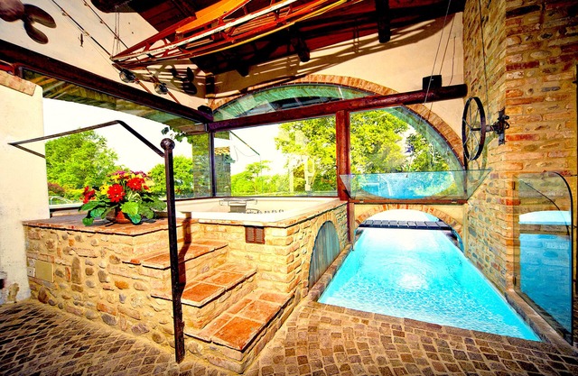 Exclusive villa with 8 x 18 swimming pool, sauna, whirlpool and billiards.