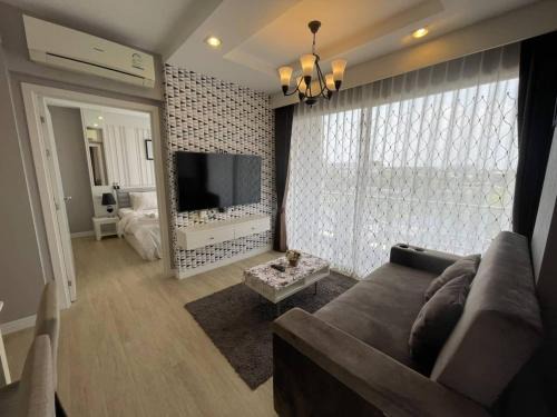 Execlusive Seaview 1 bedroom suite with toproof pool at The Patio Bangsaen