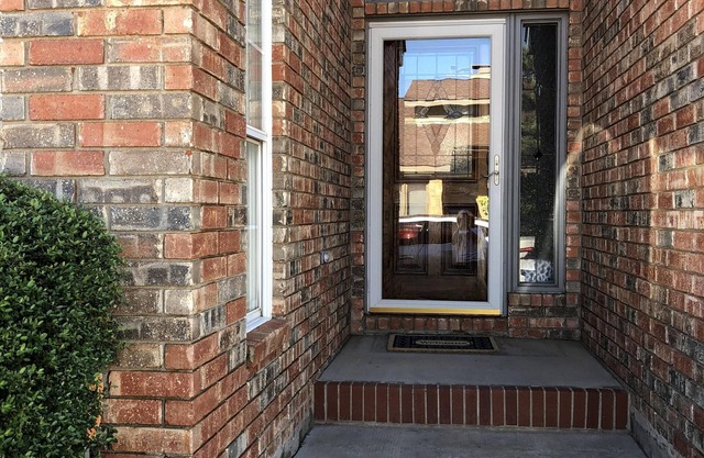 Executive 3 bedroom townhouse. Close to sports complex/Chevron/OXY/EOG