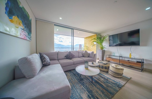 Executive 4-Bedroom Apartment in El Poblado w/Epic Views, Modern Building