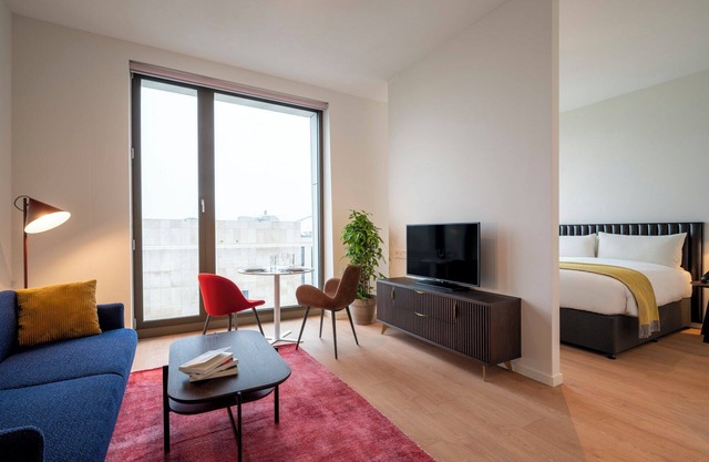 Executive Comfort: 2 Spacious 1BR Apartment with Full Kitchen, Central Location!