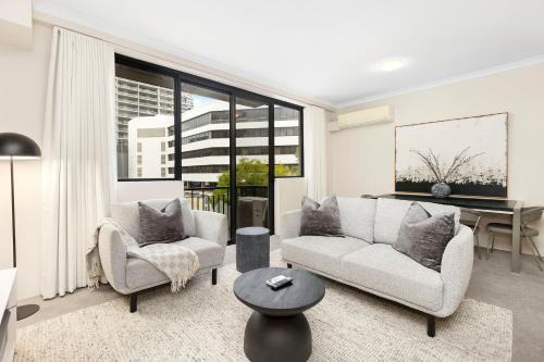 Executive Elegance Stylish 1br Suite On Hay St