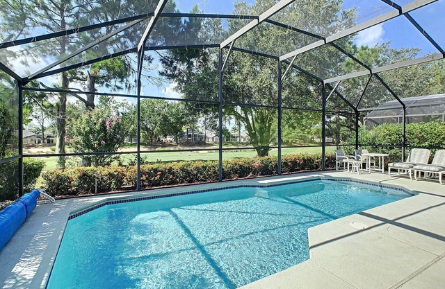 Executive Home, private pool within a gated community and on a Golfcourse