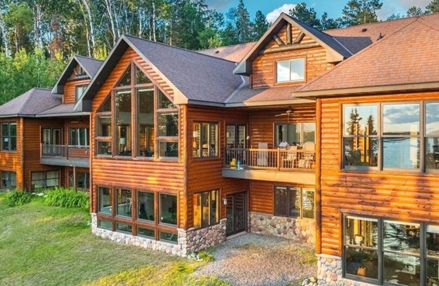 Executive Lakeshore Lodge Retreat