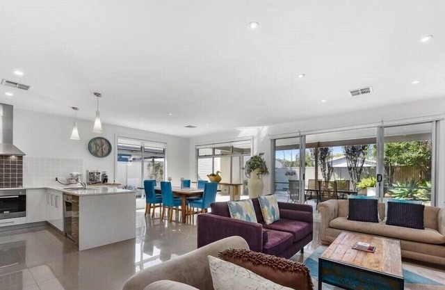 Executive lifestyle holiday accommodation, free WIFI. Town center.