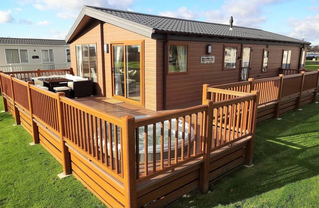 Executive Lodge with Hot Tub, 3 Bedrooms, 2 bathrooms at Tattershall Lakes