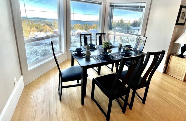 Executive ocean view, pet freindly lower suite