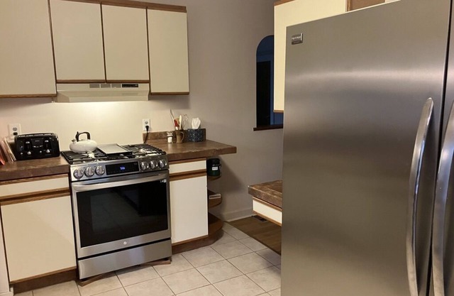 Executive/Professional's Home (30 Day Minimum) in Historic Eldridge Neighborhood