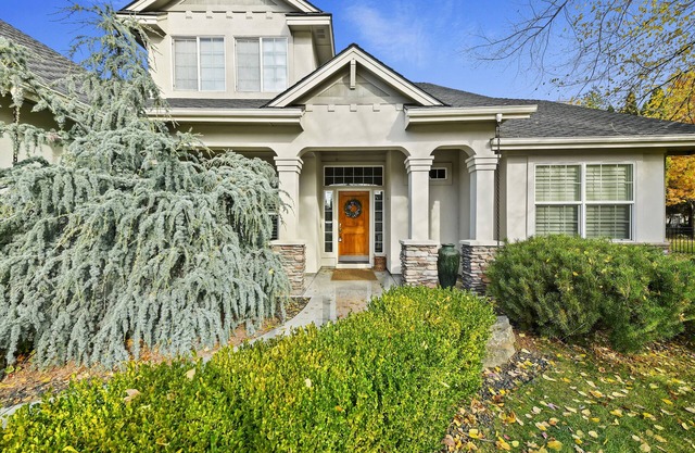 Executive residence in Eagle, Idaho! Perfect for family gatherings!