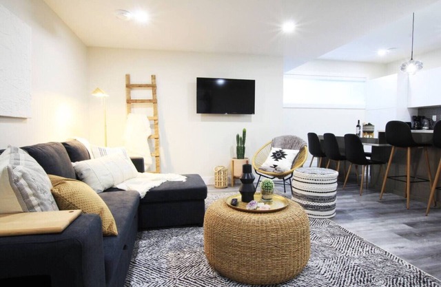 ★Executive Suite★King Bed✔5 min to DT & Whyte Ave!