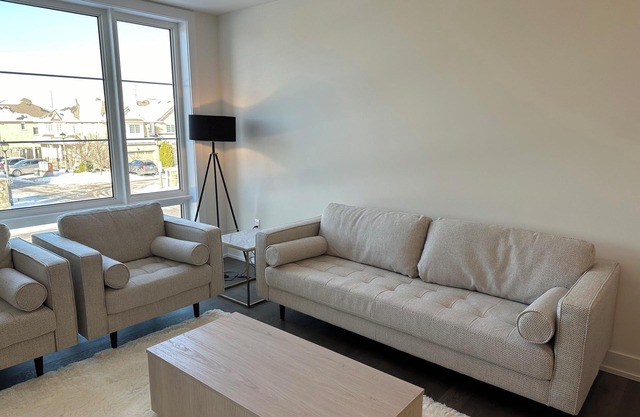 Executive Townhouse Burlington, this stylish place conveniently located to shops