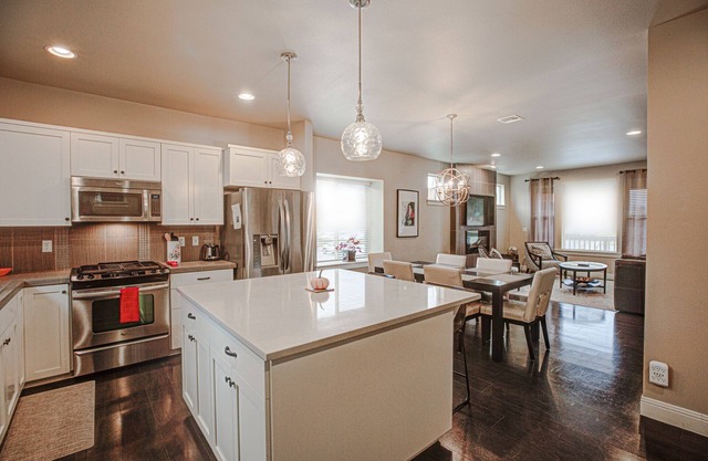 Executive Vacation Home Across Nike HQ/VillaSports Gym/Spa, Business or Family