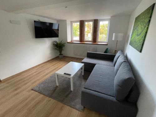 Exklusives Zimmer mit geteiltem Bad und Küche KG