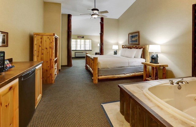 Expanded King w/Whirlpool Cottage, Stoney Creek Des Moines, Near I-35