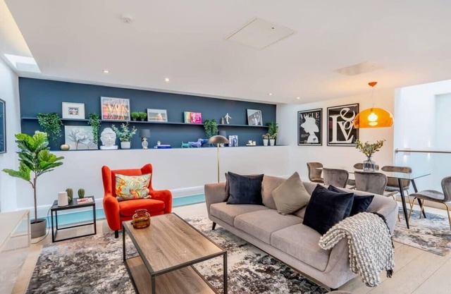 Expansive & Contemporary Lincoln's Inn Apartment