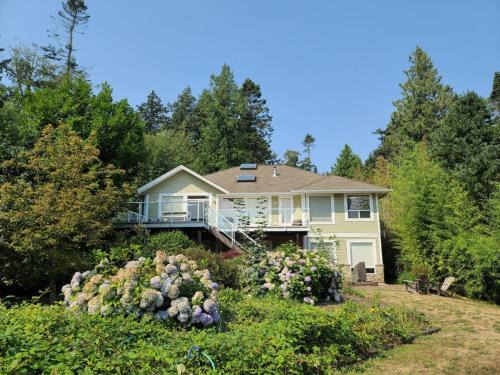 Expansive Dual-Kitchen Retreat