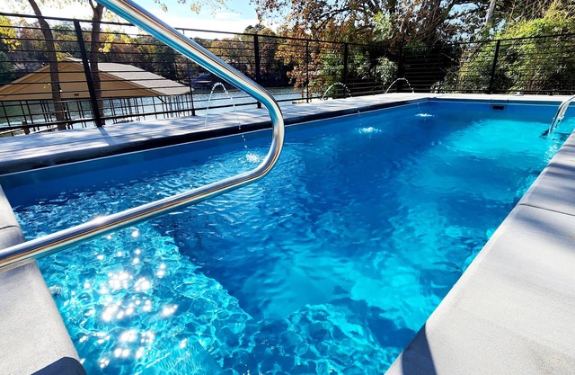 Expansive Lakefront Home on Lake Hamilton 3 mi to Oaklawn-HOTTUB Pool, Firepit!