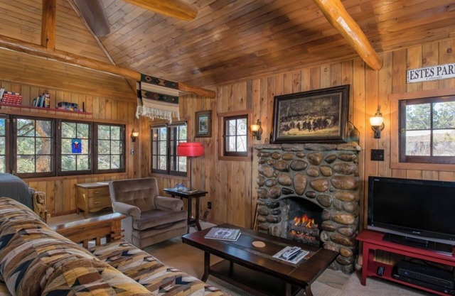 Experience a Charming Renovated 1921 Cabin. 5 minute walk to downtown, Lic #3119