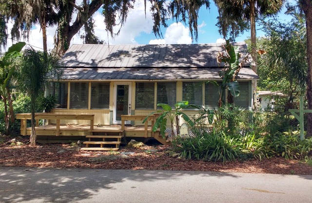 EXPERIENCE AUTHENTIC OLD FLORIDA @ THIS CRACKER COTTAGE; WALK TO DE LEON SPRINGS