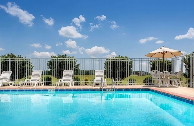 Experience Comfort in Bunkie! 3 Units Perfect for Groups, Outdoor Pool!