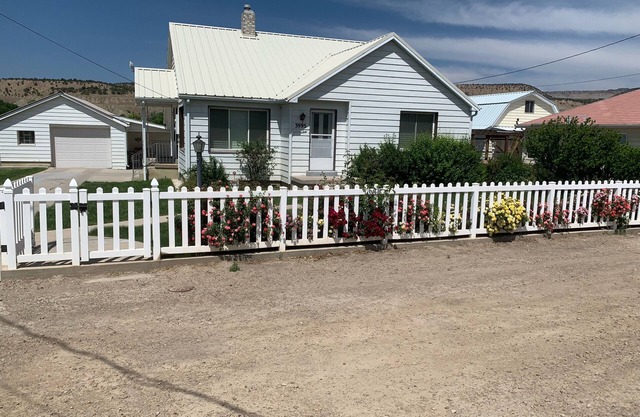 Experience Helper Charm - Spacious 4-bedroom Retreat
