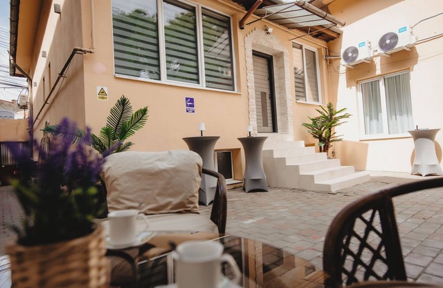 Experience Modern Luxury: 1-Bedroom Aparthotel Steps from Cluj-Napoca's Heart.
